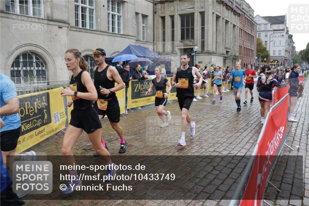 13.09.2026 - Kiel Lauf Yannick Fuchs http://msf.ph/oto/10433749 13.09.2026 11:43:17 Ziel 9569, 9569 meine-sportfotos.de