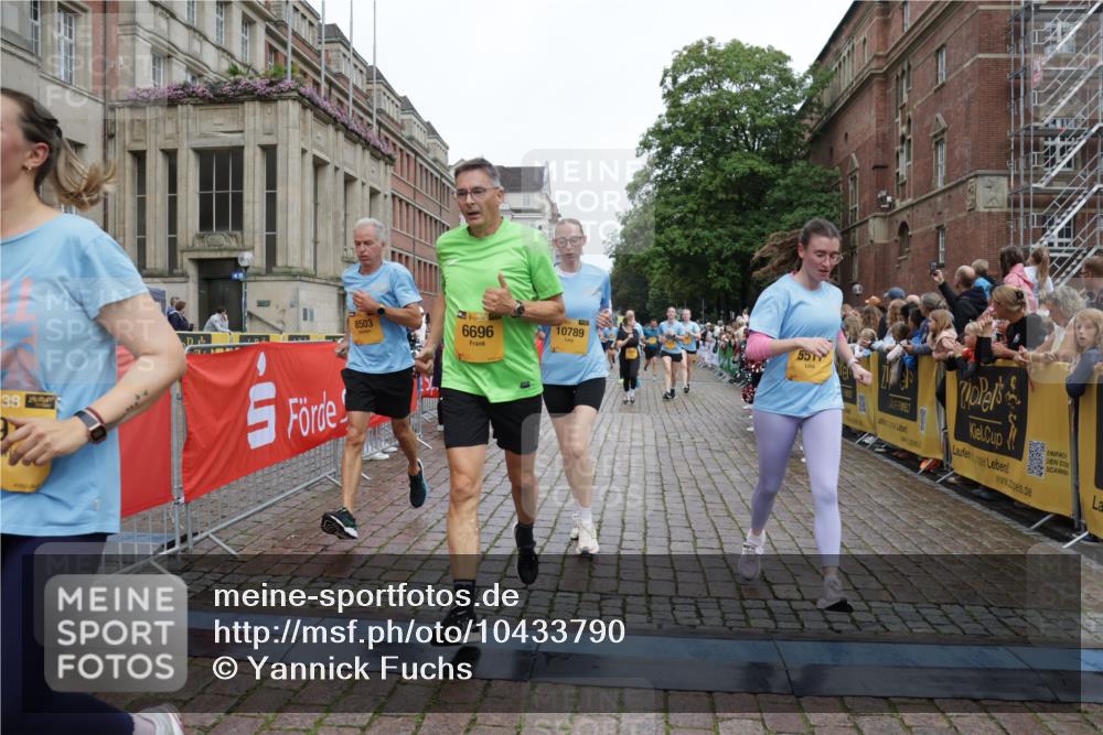 13.09.2026 - Kiel Lauf Yannick Fuchs http://msf.ph/oto/10433790 13.09.2026 09:47:34 Ziel 466, 591, 3192, 3373, 3629, 4011, 4479, 4480, 5517, 6072, 6639, 6696, 7767, 8503, 8540, 8777, 8833, 9528, 9634, 9936, 10789, 544, 1235, 1324, 2587, 2759, 2870, 4940, 5167, 5217, 5351, 6575, 7461, 8231, 8524, 9091, 10009, 10076, 10224, 10555, 10742, 10744, 11862, 11964, 12635, 390, 1743, 2241, 2755, 3735, 3812, 4103, 4225, 4365, 4400, 4460, 4952, 5215, 6078, 6942, 8096, 9697, 10823, 11396, 11654, 12007, 12099, 12167, 12393, 1402, 2718, 2759, 2779 meine-sportfotos.de