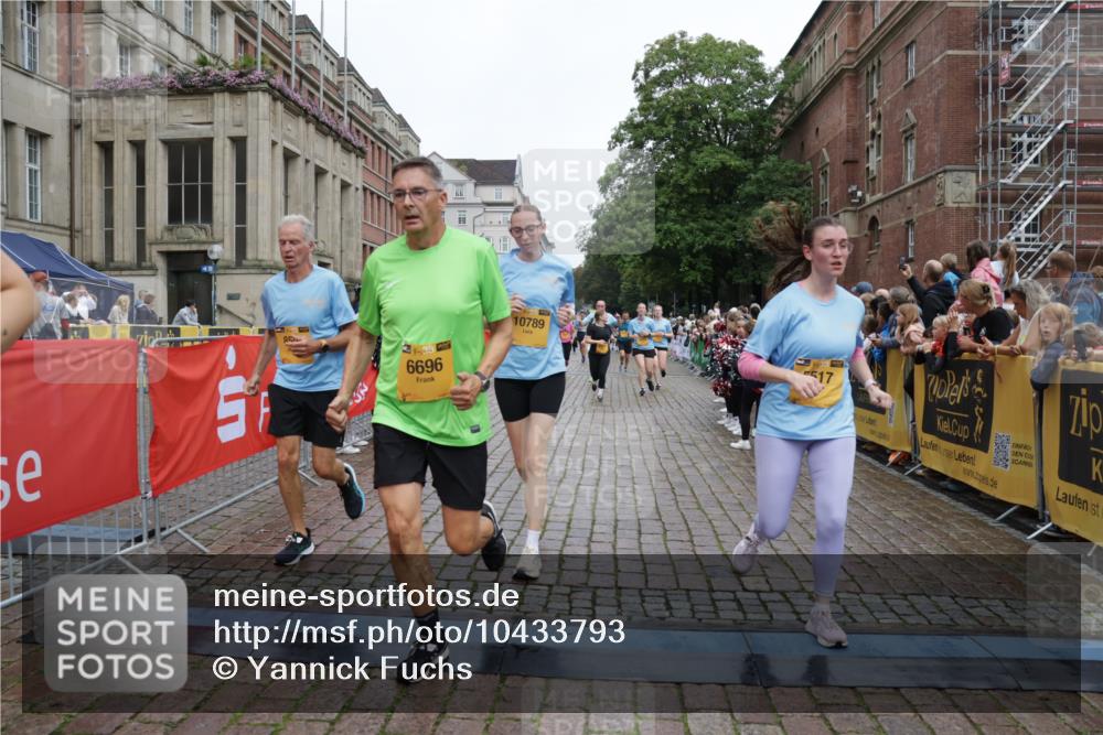13.09.2026 - Kiel Lauf Yannick Fuchs http://msf.ph/oto/10433793 13.09.2026 09:47:35 Ziel 466, 591, 3192, 3373, 3629, 4011, 4479, 4480, 5517, 6072, 6639, 6696, 7767, 8503, 8540, 8777, 8833, 9528, 9634, 9936, 10789, 544, 1235, 1324, 2587, 2870, 5167, 5217, 5351, 6575, 7461, 8231, 8524, 9091, 10009, 10076, 10224, 10555, 10742, 10744, 11862, 11964, 12635, 218, 390, 1743, 2241, 2755, 3735, 3812, 4103, 4225, 4365, 4400, 4460, 4952, 5215, 6078, 6942, 8096, 9697, 10823, 11396, 11654, 12007, 12099, 12167, 12393, 1402, 2759, 2779 meine-sportfotos.de