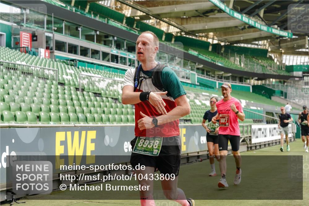 13.09.2026 - 21. swb-Marathon Bremen Michael Burmester http://msf.ph/oto/10433809 13.09.2026 13:05:02 Laufen im Stadion 178, 209, 210, 244, 323, 394, 534, 536, 565, 647, 725, 881, 891, 900, 1073, 1239, 1243, 1307, 1308, 1343, 1373, 1380, 1456, 1479, 1627, 1649, 1653, 1656, 1687, 1780, 1914, 1932, 1941, 2023, 2089, 2126, 2223, 2241, 2244, 2265, 2301, 2310, 2369, 2430, 2452, 2464, 2602, 2723, 2742, 2764, 2851, 2867, 2872, 2891, 2910, 2919, 2957, 2959, 2985, 3028, 3030, 3115, 3217, 3278, 3320, 3343, 3419, 3425, 3444, 3454, 3485, 3521, 3579, 3796, 3909, 242 meine-sportfotos.de