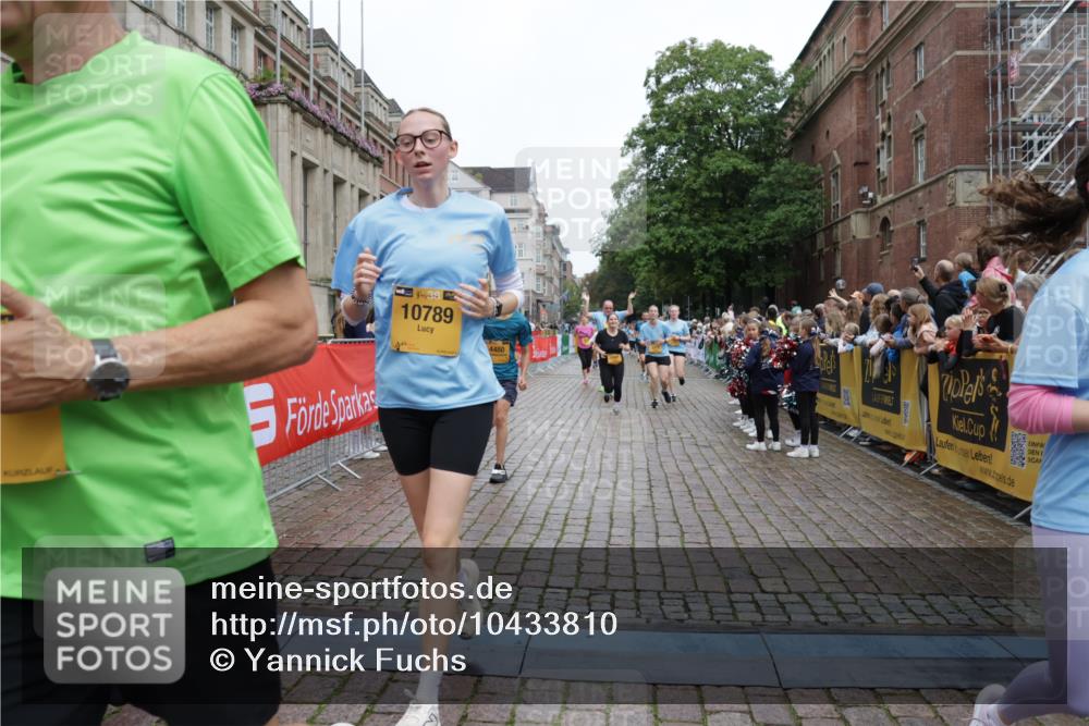 13.09.2026 - Kiel Lauf Yannick Fuchs http://msf.ph/oto/10433810 13.09.2026 09:47:35 Ziel 466, 591, 3192, 3373, 3629, 4011, 4479, 4480, 5517, 6072, 6639, 6696, 7767, 8503, 8540, 8777, 8833, 9528, 9634, 9936, 10789, 544, 1235, 1324, 2587, 2870, 5167, 5217, 5351, 6575, 7461, 8231, 8524, 9091, 10009, 10076, 10224, 10555, 10742, 10744, 11862, 11964, 12635, 218, 390, 1743, 2241, 2755, 3735, 3812, 4103, 4225, 4365, 4400, 4460, 4952, 5215, 6078, 6942, 8096, 9697, 10823, 11396, 11654, 12007, 12099, 12167, 12393, 1402, 2759, 2779 meine-sportfotos.de
