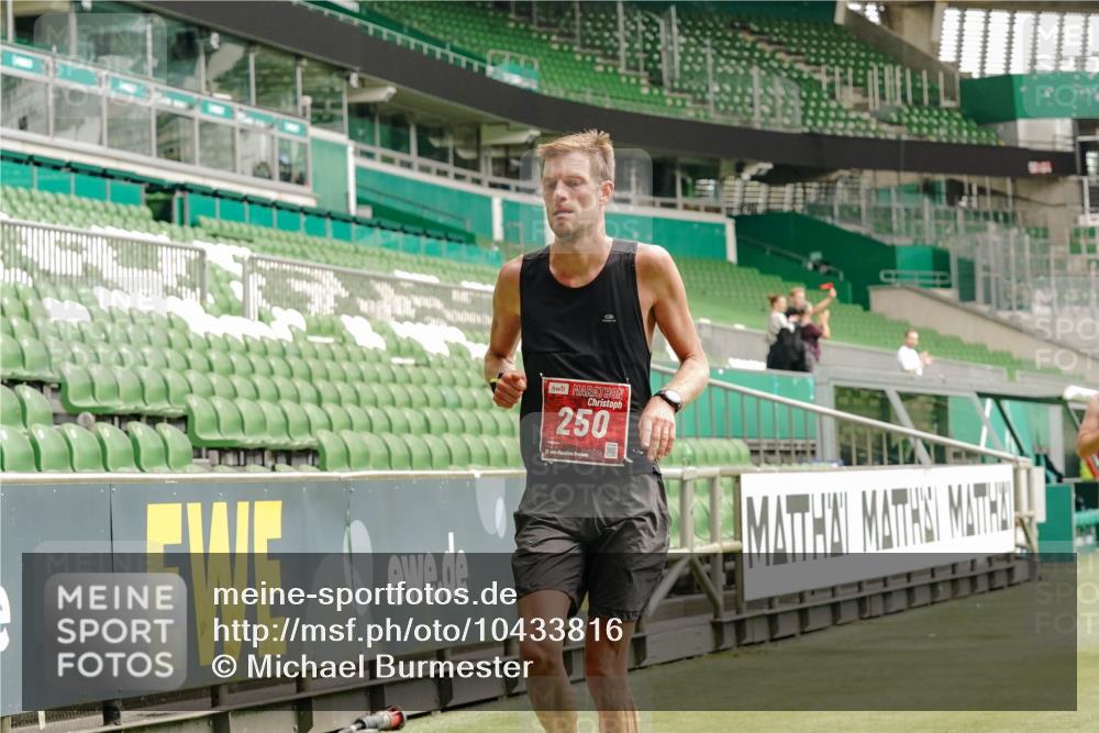 13.09.2026 - 21. swb-Marathon Bremen Michael Burmester http://msf.ph/oto/10433816 13.09.2026 12:34:26 Laufen im Stadion 250, 272, 299, 525, 919, 1089, 1212, 2072, 5428, 7741, 417, 573, 1168, 1214, 1357, 1453, 1639, 4474, 5212, 6485, 6507, 8044, 8285 meine-sportfotos.de