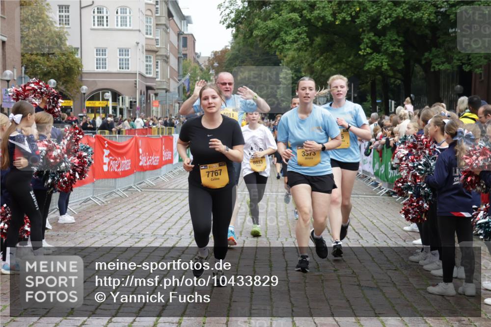 13.09.2026 - Kiel Lauf Yannick Fuchs http://msf.ph/oto/10433829 13.09.2026 09:47:37 Ziel 466, 591, 3373, 3629, 4011, 4400, 4479, 4480, 4952, 5517, 6072, 6639, 6696, 7767, 8503, 8540, 8777, 8833, 9528, 9697, 9936, 10789, 544, 1235, 1324, 2587, 2870, 3192, 5167, 6575, 7461, 8231, 8524, 9091, 9634, 10076, 10224, 10555, 10742, 10744, 11862, 11964, 12635, 218, 390, 1743, 2241, 2755, 3735, 3812, 4103, 4225, 4365, 4460, 5215, 6078, 6809, 6942, 8096, 10823, 11396, 11654, 12007, 12099, 12167, 12393, 1402, 2759, 2779 meine-sportfotos.de