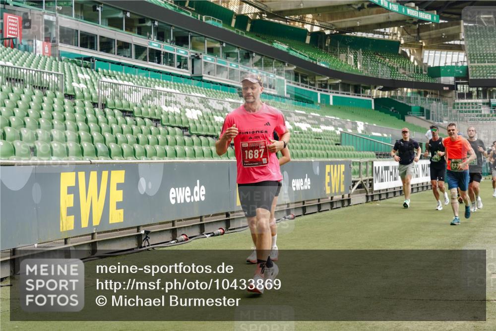 13.09.2026 - 21. swb-Marathon Bremen Michael Burmester http://msf.ph/oto/10433869 13.09.2026 13:05:03 Laufen im Stadion 178, 209, 210, 244, 323, 394, 534, 536, 565, 647, 725, 881, 891, 900, 1073, 1239, 1243, 1307, 1308, 1343, 1373, 1380, 1456, 1479, 1627, 1649, 1653, 1656, 1687, 1780, 1914, 1932, 1941, 2023, 2089, 2126, 2223, 2241, 2244, 2265, 2301, 2310, 2369, 2430, 2452, 2464, 2602, 2723, 2742, 2764, 2851, 2867, 2872, 2891, 2910, 2919, 2957, 2959, 2985, 3028, 3030, 3115, 3217, 3278, 3320, 3343, 3419, 3425, 3444, 3454, 3485, 3521, 3579, 3796, 3909, 242 meine-sportfotos.de