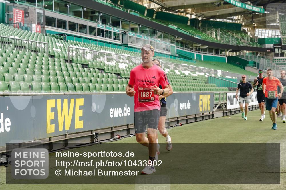 13.09.2026 - 21. swb-Marathon Bremen Michael Burmester http://msf.ph/oto/10433902 13.09.2026 13:05:03 Laufen im Stadion 178, 209, 210, 244, 323, 394, 534, 536, 565, 647, 725, 881, 891, 900, 1073, 1239, 1243, 1307, 1308, 1343, 1373, 1380, 1456, 1479, 1627, 1649, 1653, 1656, 1687, 1780, 1914, 1932, 1941, 2023, 2089, 2126, 2223, 2241, 2244, 2265, 2301, 2310, 2369, 2430, 2452, 2464, 2602, 2723, 2742, 2764, 2851, 2867, 2872, 2891, 2910, 2919, 2957, 2959, 2985, 3028, 3030, 3115, 3217, 3278, 3320, 3343, 3419, 3425, 3444, 3454, 3485, 3521, 3579, 3796, 3909, 242 meine-sportfotos.de