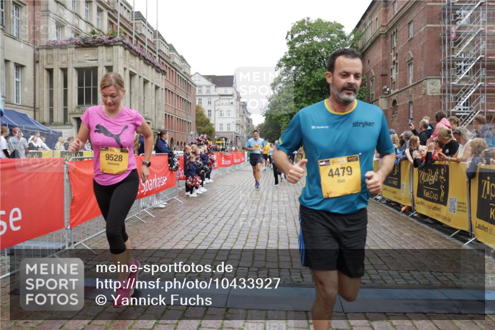 13.09.2026 - Kiel Lauf Yannick Fuchs http://msf.ph/oto/10433927 13.09.2026 09:47:41 Ziel 390, 466, 591, 3373, 4011, 4103, 4400, 4479, 4480, 4952, 5517, 6078, 6696, 7767, 8503, 8833, 9528, 9697, 10789, 12099, 544, 591, 1235, 1324, 2587, 2870, 3192, 3629, 5167, 6072, 6575, 6639, 7461, 8231, 8524, 8540, 8777, 9091, 9634, 9936, 10076, 10224, 10555, 10742, 10744, 11862, 11964, 12635, 122, 218, 1743, 2241, 2755, 3735, 3812, 4225, 4288, 4365, 4460, 4710, 5215, 6809, 6942, 7258, 8096, 9694, 10823, 11396, 11654, 12007, 12167, 12393, 2759, 7461 meine-sportfotos.de