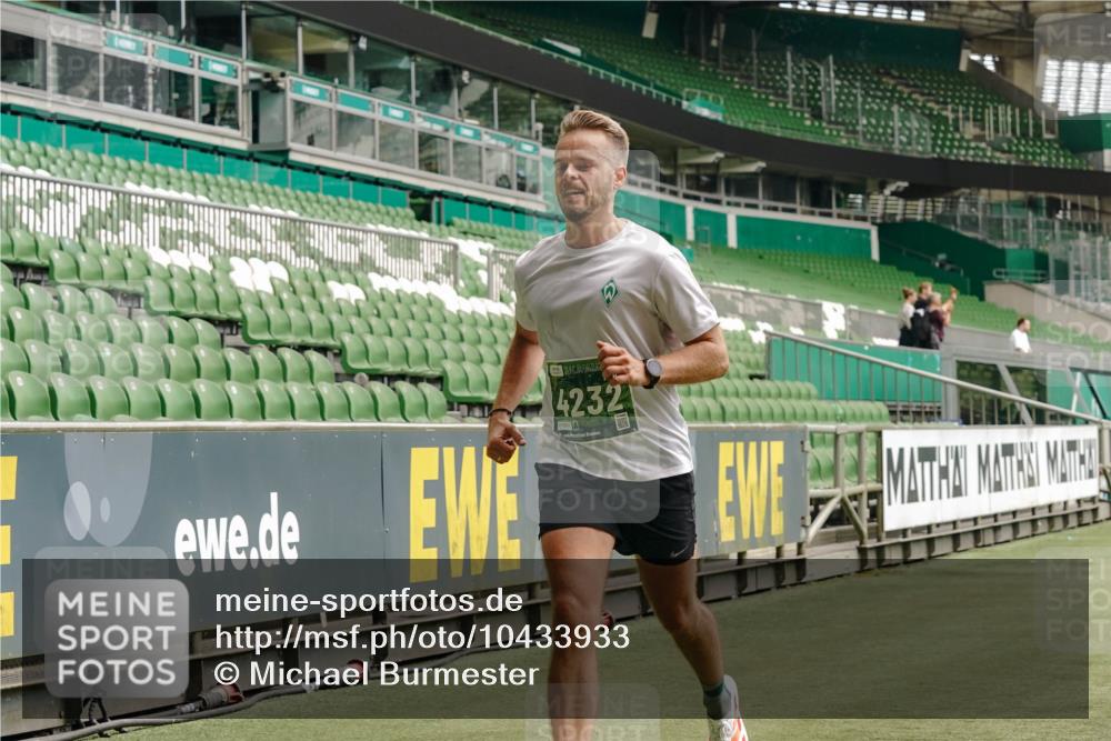 13.09.2026 - 21. swb-Marathon Bremen Michael Burmester http://msf.ph/oto/10433933 13.09.2026 12:34:45 Laufen im Stadion 250, 272, 299, 525, 919, 1089, 1212, 1875, 2072, 5428, 417, 573, 943, 1020, 1126, 1168, 1214, 1357, 1453, 1507, 1639, 2100, 4474, 5212, 6485, 6507, 8044, 8285 meine-sportfotos.de