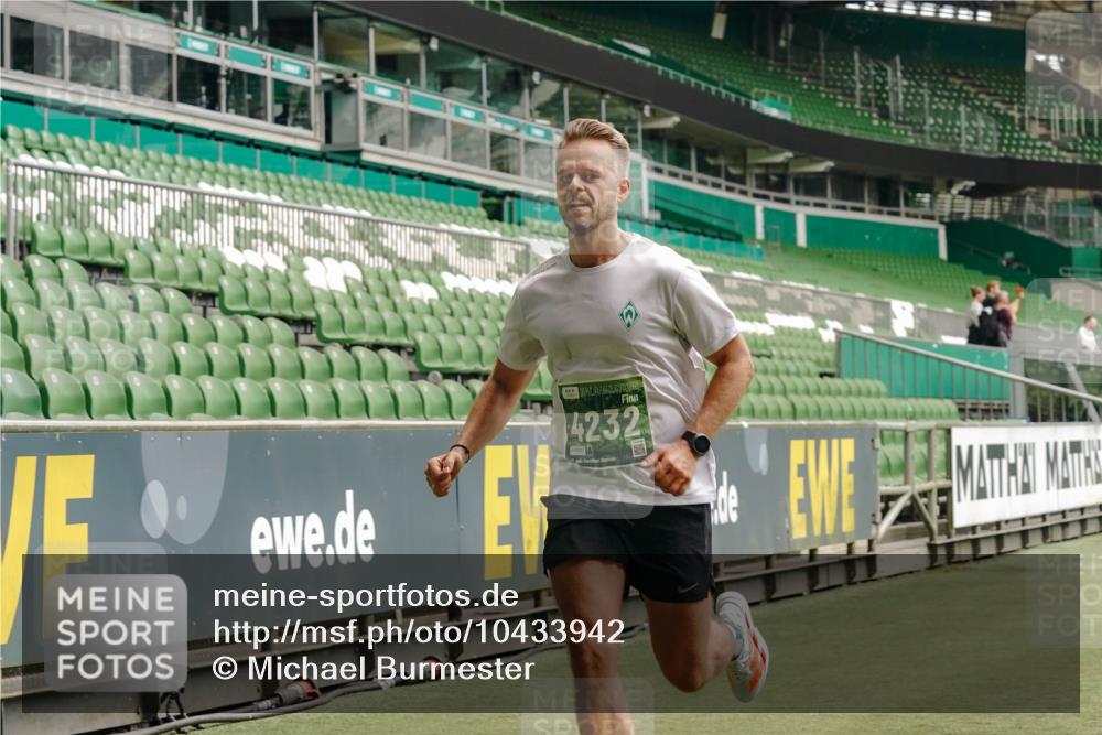 13.09.2026 - 21. swb-Marathon Bremen Michael Burmester http://msf.ph/oto/10433942 13.09.2026 12:34:45 Laufen im Stadion 250, 272, 299, 525, 919, 1089, 1212, 1875, 2072, 5428, 417, 573, 943, 1020, 1126, 1168, 1214, 1357, 1453, 1507, 1639, 2100, 4474, 5212, 6485, 6507, 8044, 8285 meine-sportfotos.de