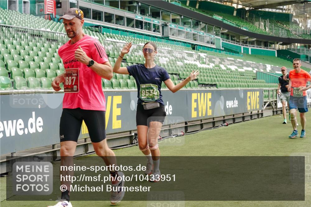 13.09.2026 - 21. swb-Marathon Bremen Michael Burmester http://msf.ph/oto/10433951 13.09.2026 13:05:04 Laufen im Stadion 178, 209, 210, 217, 244, 323, 394, 534, 536, 565, 647, 725, 881, 891, 900, 1073, 1239, 1243, 1307, 1308, 1343, 1373, 1380, 1456, 1479, 1533, 1627, 1649, 1653, 1656, 1687, 1780, 1914, 1932, 1941, 2023, 2089, 2126, 2241, 2244, 2265, 2301, 2310, 2369, 2430, 2452, 2464, 2602, 2723, 2742, 2764, 2851, 2867, 2872, 2891, 2910, 2919, 2957, 2959, 2985, 3028, 3030, 3115, 3217, 3278, 3320, 3343, 3419, 3425, 3444, 3454, 3485, 3521, 3579, 3796, 3909, 242 meine-sportfotos.de