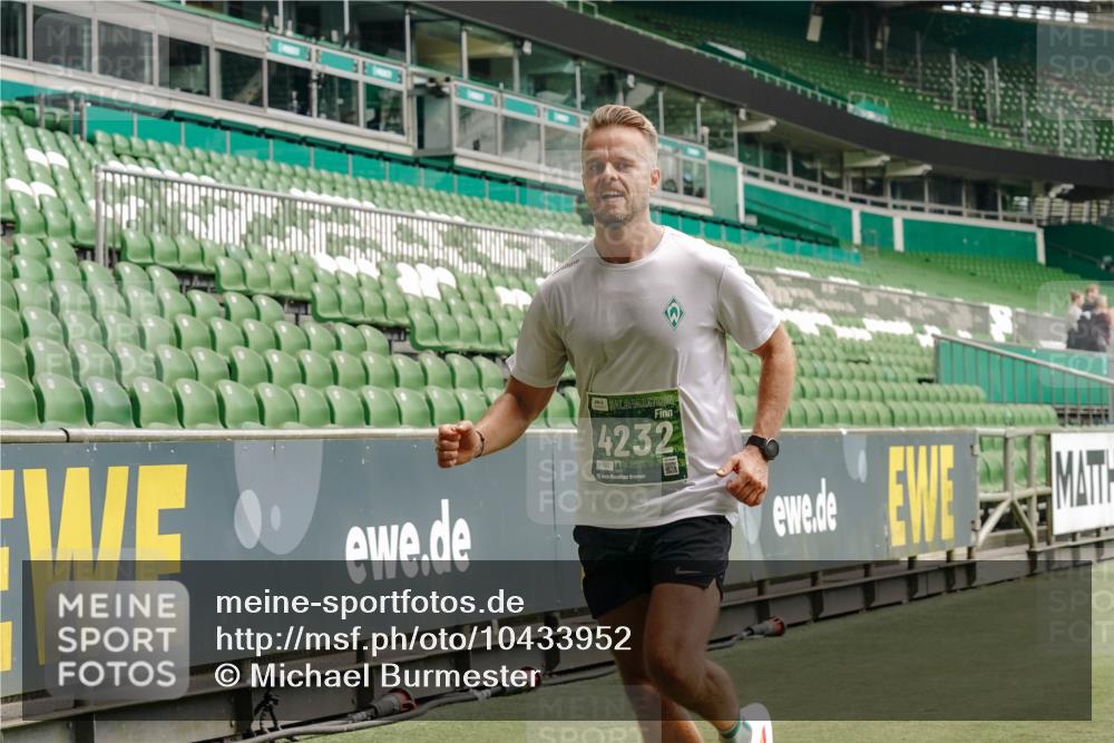 13.09.2026 - 21. swb-Marathon Bremen Michael Burmester http://msf.ph/oto/10433952 13.09.2026 12:34:45 Laufen im Stadion 250, 272, 299, 525, 919, 1089, 1212, 1875, 2072, 5428, 417, 573, 943, 1020, 1126, 1168, 1214, 1357, 1453, 1507, 1639, 2100, 4474, 5212, 6485, 6507, 8044, 8285 meine-sportfotos.de