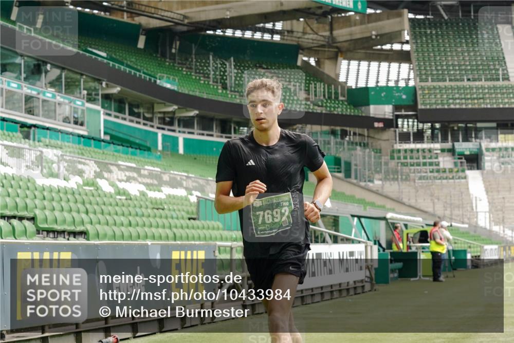 13.09.2026 - 21. swb-Marathon Bremen Michael Burmester http://msf.ph/oto/10433984 13.09.2026 12:34:57 Laufen im Stadion 250, 272, 299, 525, 919, 1089, 1212, 1550, 1875, 2072, 4232, 5428, 417, 482, 573, 668, 943, 1020, 1126, 1357, 1507, 1639, 2100, 4474, 5212, 6485, 6507, 8044, 8285 meine-sportfotos.de