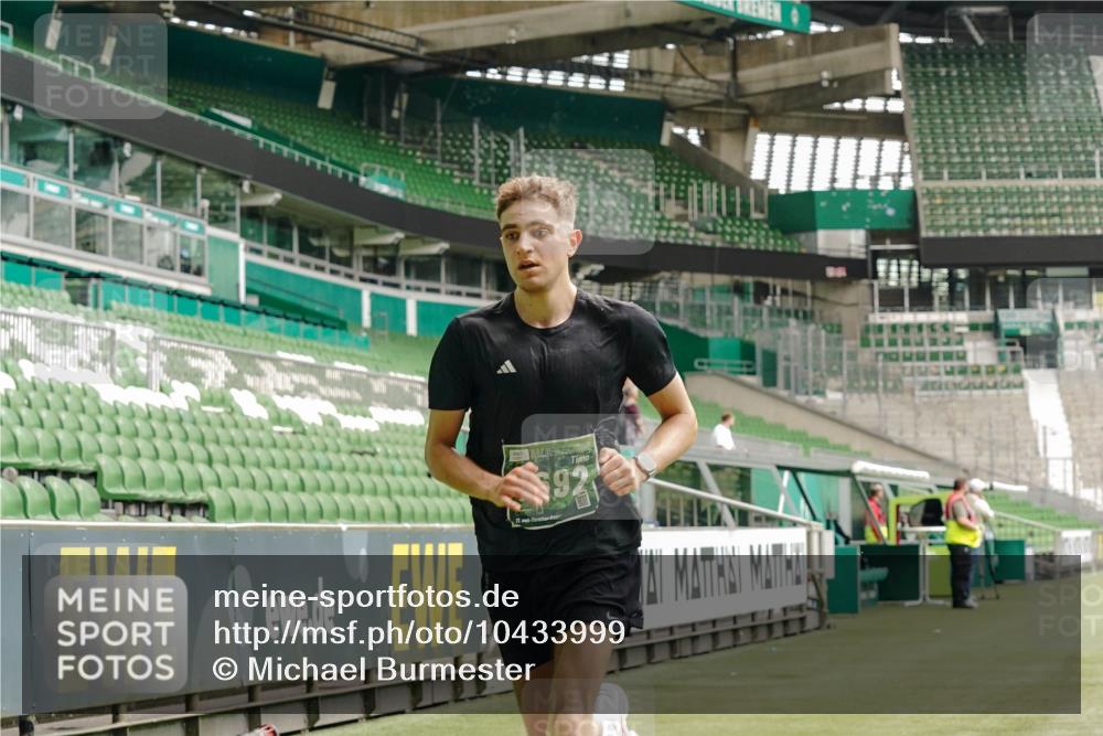 13.09.2026 - 21. swb-Marathon Bremen Michael Burmester http://msf.ph/oto/10433999 13.09.2026 12:34:57 Laufen im Stadion 250, 272, 299, 525, 919, 1089, 1212, 1550, 1875, 2072, 4232, 5428, 417, 482, 573, 668, 943, 1020, 1126, 1357, 1507, 1639, 2100, 4474, 5212, 6485, 6507, 8044, 8285 meine-sportfotos.de