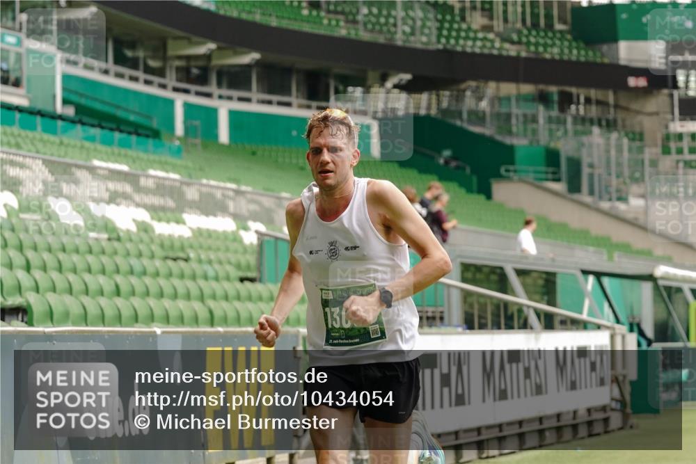 13.09.2026 - 21. swb-Marathon Bremen Michael Burmester http://msf.ph/oto/10434054 13.09.2026 12:35:09 Laufen im Stadion 250, 272, 299, 525, 919, 1089, 1212, 1550, 1875, 2072, 4232, 7692, 417, 482, 573, 668, 943, 1020, 1126, 1357, 1507, 1639, 2100, 4474, 5212, 6485, 6507, 8044, 8285 meine-sportfotos.de