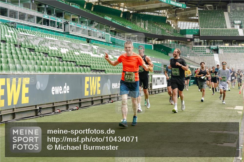 13.09.2026 - 21. swb-Marathon Bremen Michael Burmester http://msf.ph/oto/10434071 13.09.2026 13:05:05 Laufen im Stadion 178, 209, 210, 217, 244, 323, 394, 534, 536, 565, 647, 881, 891, 900, 1073, 1239, 1243, 1307, 1308, 1343, 1373, 1380, 1456, 1479, 1533, 1627, 1649, 1653, 1656, 1687, 1780, 1914, 1932, 1941, 2023, 2089, 2126, 2241, 2244, 2265, 2301, 2310, 2369, 2430, 2452, 2464, 2602, 2723, 2742, 2764, 2851, 2867, 2872, 2891, 2910, 2919, 2957, 2959, 2985, 3028, 3030, 3115, 3217, 3278, 3320, 3343, 3419, 3425, 3444, 3454, 3485, 3521, 3579, 3796, 3909, 242 meine-sportfotos.de