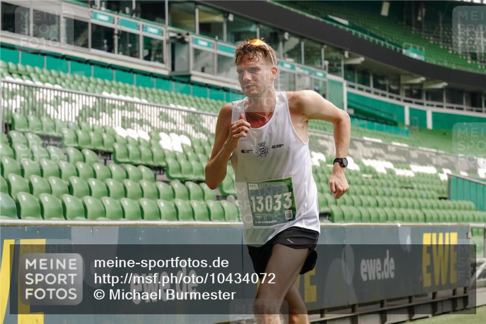 13.09.2026 - 21. swb-Marathon Bremen Michael Burmester http://msf.ph/oto/10434072 13.09.2026 12:35:10 Laufen im Stadion 250, 272, 299, 919, 1089, 1212, 1550, 1875, 2072, 4232, 7692, 417, 482, 573, 668, 943, 1020, 1126, 1357, 1507, 1639, 2100, 4474, 5212, 6485, 6507, 8044, 8285 meine-sportfotos.de