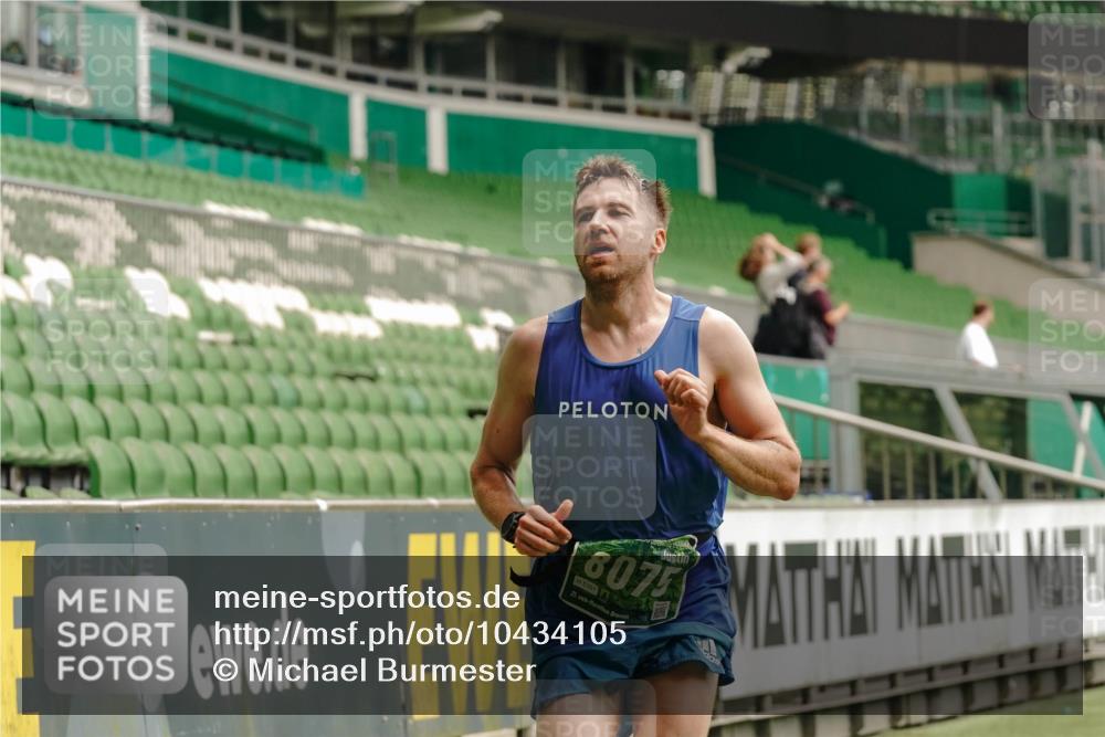 13.09.2026 - 21. swb-Marathon Bremen Michael Burmester http://msf.ph/oto/10434105 13.09.2026 12:35:18 Laufen im Stadion 250, 272, 299, 919, 1089, 1550, 1875, 1993, 4232, 7692, 13033, 417, 482, 573, 668, 943, 1020, 1126, 1357, 1507, 1606, 1629, 1639, 2100, 4474, 6507, 8044, 8285 meine-sportfotos.de