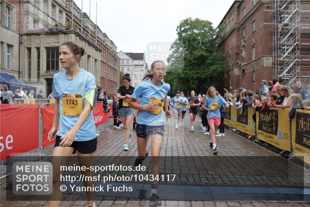 13.09.2026 - Kiel Lauf Yannick Fuchs http://msf.ph/oto/10434117 13.09.2026 09:47:53 Ziel 122, 218, 390, 1743, 2241, 2755, 3735, 3812, 4103, 4225, 4288, 4365, 4460, 5215, 6078, 6809, 6942, 7258, 8096, 10823, 11396, 11654, 12007, 12099, 12167, 12393, 466, 544, 591, 1324, 2870, 3192, 3373, 3629, 4011, 4400, 4479, 4480, 4952, 5517, 6072, 6575, 6639, 6696, 7767, 8231, 8503, 8540, 8777, 8833, 9528, 9634, 9697, 9936, 10555, 10789, 366, 872, 1227, 1713, 4219, 4467, 4710, 6242, 7070, 7481, 8080, 9694, 9755, 1235, 2587, 5167, 8524, 9091, 10076, 10555 meine-sportfotos.de