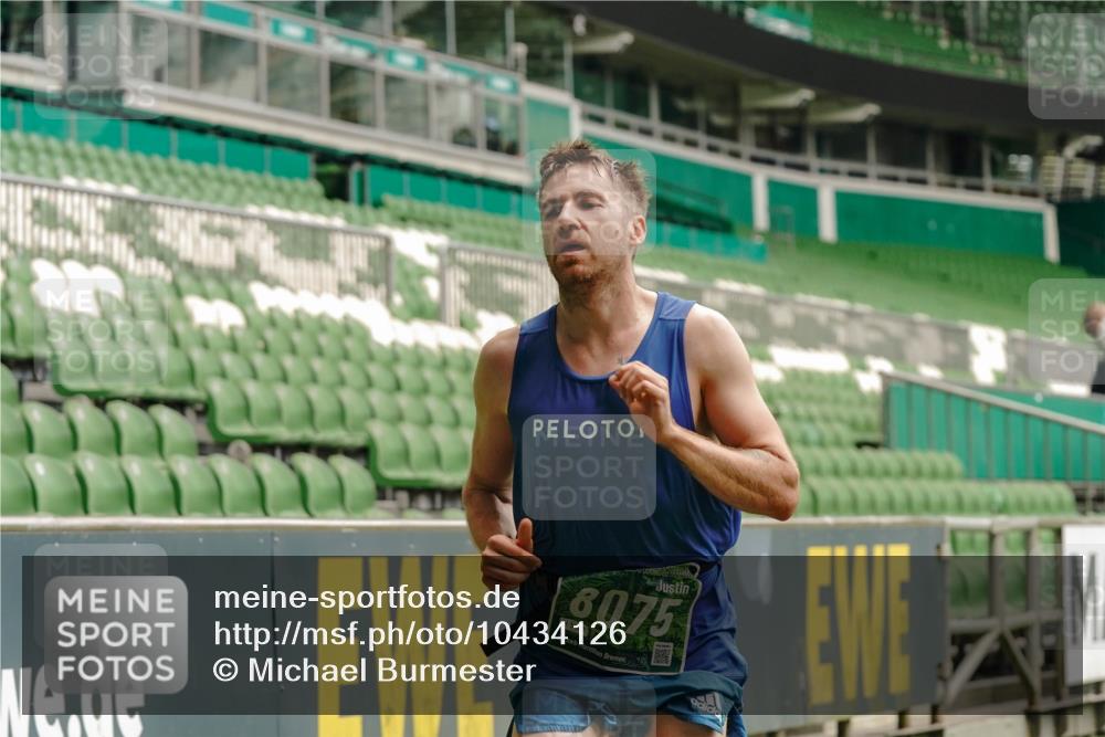 13.09.2026 - 21. swb-Marathon Bremen Michael Burmester http://msf.ph/oto/10434126 13.09.2026 12:35:19 Laufen im Stadion 250, 272, 299, 919, 1089, 1550, 1875, 1993, 4232, 7692, 13033, 417, 482, 573, 668, 943, 1020, 1126, 1357, 1507, 1606, 1629, 1639, 2100, 4474, 6507, 8044, 8285 meine-sportfotos.de
