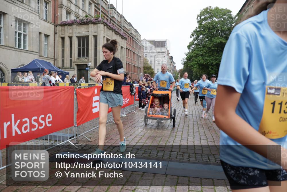 13.09.2026 - Kiel Lauf Yannick Fuchs http://msf.ph/oto/10434141 13.09.2026 09:47:54 Ziel 122, 218, 390, 1743, 2241, 2755, 3735, 3812, 4103, 4225, 4288, 4365, 4460, 5215, 6078, 6809, 6942, 7258, 8096, 10823, 11396, 11654, 12007, 12099, 12167, 12393, 466, 544, 591, 1324, 2870, 3192, 3373, 3629, 4011, 4400, 4479, 4480, 4952, 5517, 6072, 6575, 6639, 6696, 7767, 8231, 8503, 8540, 8777, 8833, 9528, 9634, 9697, 9936, 10789, 366, 872, 1227, 1713, 2970, 4219, 4467, 4710, 6242, 7070, 7481, 8080, 9694, 9755, 1235, 2587, 5167, 8524, 10076, 10555 meine-sportfotos.de