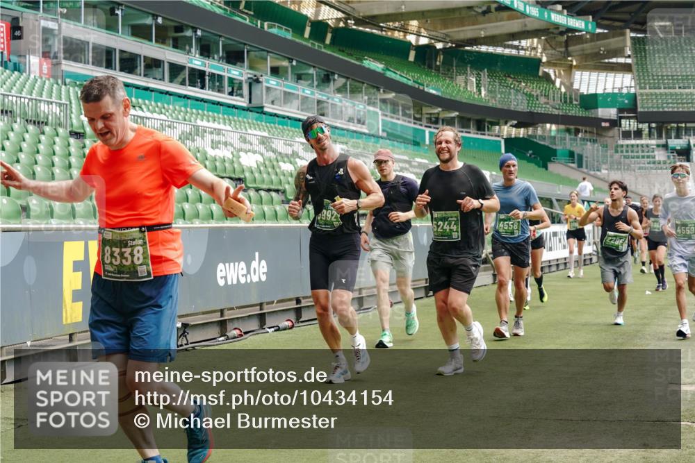 13.09.2026 - 21. swb-Marathon Bremen Michael Burmester http://msf.ph/oto/10434154 13.09.2026 13:05:07 Laufen im Stadion 178, 209, 210, 217, 244, 323, 394, 534, 536, 565, 647, 881, 891, 900, 1073, 1239, 1243, 1307, 1308, 1343, 1373, 1380, 1456, 1479, 1533, 1627, 1649, 1653, 1656, 1687, 1780, 1914, 1932, 1941, 2023, 2089, 2126, 2241, 2244, 2265, 2301, 2310, 2369, 2430, 2452, 2464, 2602, 2723, 2742, 2764, 2851, 2867, 2872, 2891, 2910, 2919, 2957, 2959, 2985, 3028, 3030, 3115, 3217, 3278, 3320, 3343, 3419, 3425, 3444, 3454, 3485, 3521, 3579, 3796, 3909, 242 meine-sportfotos.de