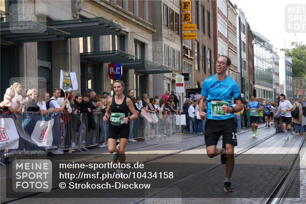 13.09.2026 - 21. swb-Marathon Bremen Strokosch-Dieckow http://msf.ph/oto/10434158 13.09.2026 13:13:05 Ziel 280, 621, 779, 987, 1207, 2130, 2360, 2401, 2882, 2962, 3566, 4582, 5345, 5769, 6038, 6394, 6407, 7493, 8197, 8464, 8477, 8568, 8840, 8963, 9442, 313, 868, 1207, 1513, 2350, 2442, 2498, 2559, 2801, 2858, 3625, 3988, 4605, 5379, 5965, 6349, 7874, 8029, 8291, 8419, 8798, 9092, 9217, 13140 meine-sportfotos.de