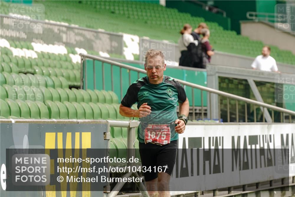 13.09.2026 - 21. swb-Marathon Bremen Michael Burmester http://msf.ph/oto/10434167 13.09.2026 12:35:37 Laufen im Stadion 250, 272, 365, 850, 1089, 1288, 1550, 1875, 1993, 4232, 7692, 8075, 13033, 417, 482, 573, 668, 943, 1020, 1126, 1507, 1606, 1629, 2100, 4474, 6507, 8044, 8285 meine-sportfotos.de