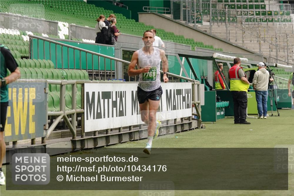13.09.2026 - 21. swb-Marathon Bremen Michael Burmester http://msf.ph/oto/10434176 13.09.2026 12:35:39 Laufen im Stadion 250, 272, 365, 850, 1089, 1288, 1550, 1875, 1993, 4232, 7692, 8075, 13033, 417, 482, 573, 668, 943, 1020, 1126, 1507, 1606, 1629, 2100, 4474, 6507, 8044, 8285 meine-sportfotos.de