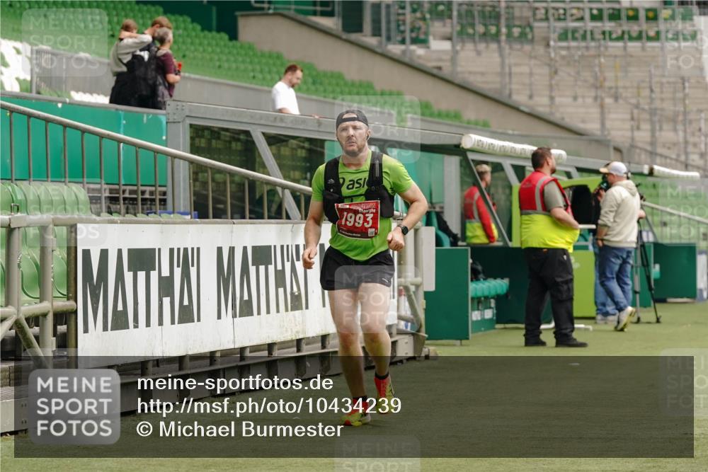 13.09.2026 - 21. swb-Marathon Bremen Michael Burmester http://msf.ph/oto/10434239 13.09.2026 12:35:45 Laufen im Stadion 250, 272, 365, 850, 1089, 1288, 1550, 1875, 1993, 4232, 7692, 7768, 8075, 13033, 417, 482, 573, 668, 943, 1020, 1126, 1507, 1606, 1629, 2100, 4474, 6507, 8044 meine-sportfotos.de