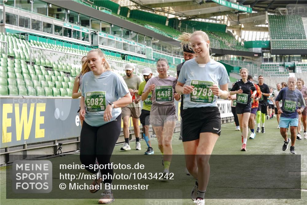 13.09.2026 - 21. swb-Marathon Bremen Michael Burmester http://msf.ph/oto/10434242 13.09.2026 13:33:04 Laufen im Stadion 155, 344, 350, 386, 428, 490, 594, 617, 690, 765, 786, 787, 1001, 1051, 1098, 1133, 1142, 1292, 1326, 1377, 1427, 1557, 1591, 1592, 1661, 1760, 1801, 1869, 1897, 1923, 1996, 2077, 2132, 2226, 2230, 2231, 2253, 2270, 2274, 2320, 2344, 2374, 2399, 2400, 2456, 2479, 2514, 2515, 2523, 2539, 2543, 2556, 2616, 2630, 2649, 2718, 2757, 2769, 2787, 2848, 2945, 2982, 3014, 3140, 3223, 3350, 3379, 3443, 3503, 3572, 3577, 3601, 3614, 3644, 3736, 3746, 3797, 3875, 3901, 3911, 3952, 3960 meine-sportfotos.de