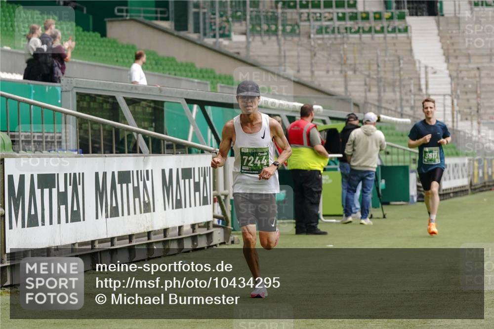 13.09.2026 - 21. swb-Marathon Bremen Michael Burmester http://msf.ph/oto/10434295 13.09.2026 12:36:02 Laufen im Stadion 250, 272, 365, 850, 1288, 1550, 1875, 1993, 4232, 7692, 7768, 8075, 13033, 417, 482, 573, 668, 943, 1020, 1126, 1507, 1606, 1629, 2100, 7741, 8044 meine-sportfotos.de