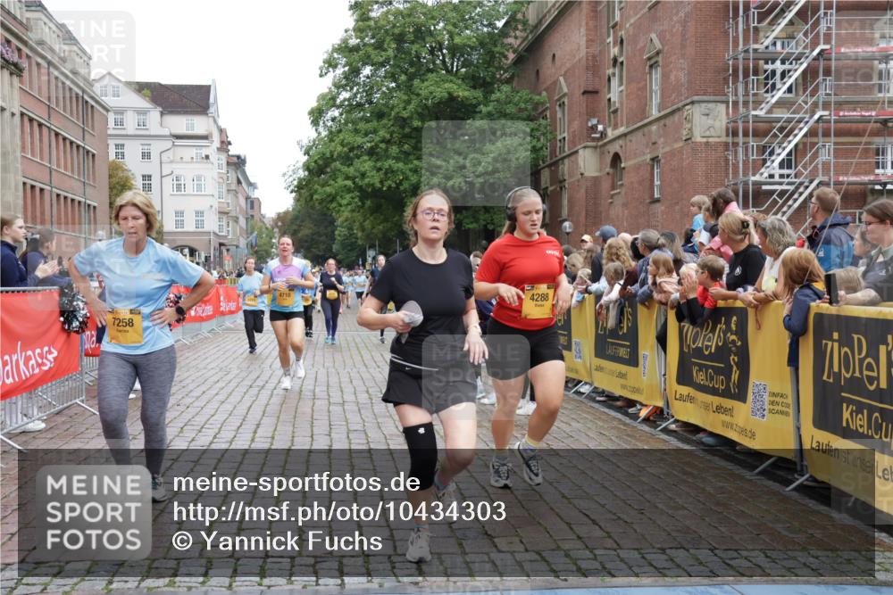 13.09.2026 - Kiel Lauf Yannick Fuchs http://msf.ph/oto/10434303 13.09.2026 09:48:00 Ziel 122, 218, 366, 1713, 1743, 2241, 2755, 3812, 4225, 4288, 4467, 4710, 5215, 6242, 6809, 6942, 7258, 9694, 10823, 11396, 12007, 12167, 12393, 390, 466, 591, 1743, 3192, 3373, 3629, 3735, 4011, 4103, 4365, 4400, 4460, 4479, 4480, 4952, 5517, 6072, 6078, 6639, 6696, 7767, 8096, 8503, 8540, 8777, 8833, 9528, 9634, 9697, 9936, 10789, 11396, 11654, 12099, 872, 1047, 1227, 1976, 2656, 2671, 2970, 4219, 5185, 5825, 6464, 7070, 7247, 7481, 8080, 9755, 10200, 10555 meine-sportfotos.de