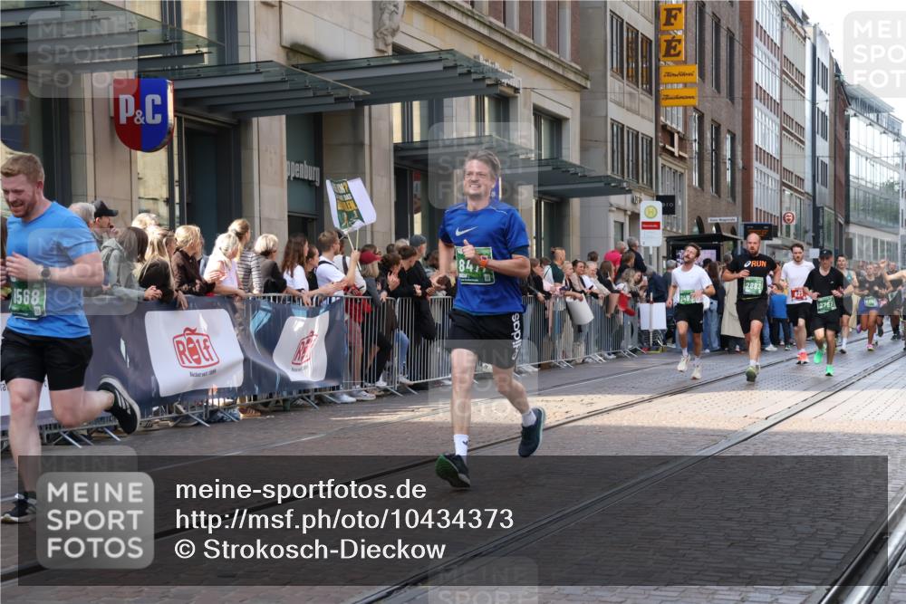 13.09.2026 - 21. swb-Marathon Bremen Strokosch-Dieckow http://msf.ph/oto/10434373 13.09.2026 13:13:15 Ziel 779, 2130, 2360, 2401, 2767, 2882, 3413, 6407, 7493, 7707, 8477, 8568, 8840, 8963, 9442, 13099, 280, 313, 621, 868, 987, 1207, 2498, 2559, 2801, 2858, 2962, 3566, 3625, 4582, 5345, 5379, 5769, 5965, 6038, 6349, 6394, 7874, 8197, 8291, 8419, 8464, 8798, 9092, 9217, 13140 meine-sportfotos.de