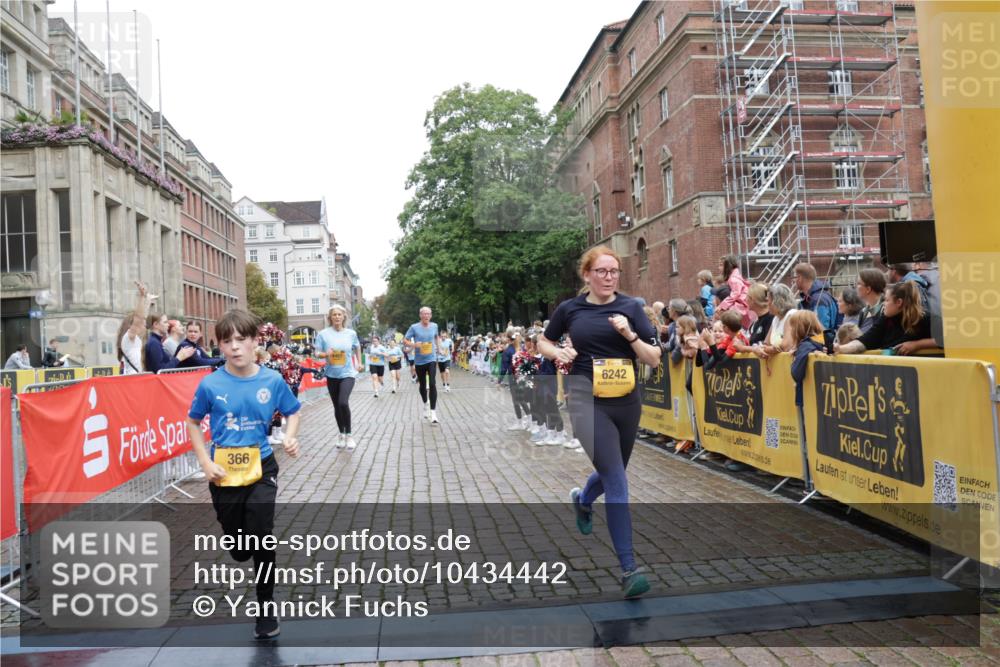 13.09.2026 - Kiel Lauf Yannick Fuchs http://msf.ph/oto/10434442 13.09.2026 09:48:06 Ziel 122, 366, 872, 1227, 1713, 4219, 4288, 4467, 4710, 6242, 6809, 7070, 7258, 7481, 8080, 9694, 9755, 218, 390, 466, 591, 1743, 2241, 2755, 3373, 3735, 3812, 4011, 4103, 4225, 4365, 4400, 4460, 4479, 4480, 4952, 5215, 5517, 6078, 6696, 6942, 7767, 8096, 8503, 8833, 9528, 9697, 10789, 10823, 11396, 11654, 12007, 12099, 12167, 12393, 1047, 1493, 1976, 2656, 2671, 2970, 4350, 5185, 5518, 5825, 6464, 7247, 10200, 4480, 5517, 6696, 8503, 10789 meine-sportfotos.de