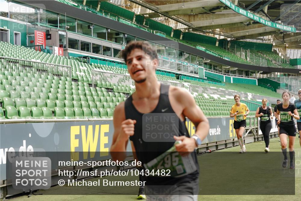 13.09.2026 - 21. swb-Marathon Bremen Michael Burmester http://msf.ph/oto/10434482 13.09.2026 13:05:11 Laufen im Stadion 178, 209, 210, 217, 244, 323, 394, 534, 536, 565, 647, 881, 891, 900, 1073, 1239, 1243, 1307, 1308, 1343, 1373, 1380, 1456, 1479, 1533, 1627, 1649, 1653, 1656, 1687, 1780, 1914, 1932, 1941, 2023, 2076, 2089, 2126, 2241, 2244, 2265, 2301, 2310, 2369, 2430, 2452, 2464, 2602, 2723, 2742, 2764, 2851, 2867, 2872, 2891, 2910, 2919, 2957, 2959, 2985, 3028, 3030, 3115, 3217, 3278, 3320, 3343, 3419, 3425, 3444, 3454, 3485, 3521, 3579, 3796, 3909, 242 meine-sportfotos.de