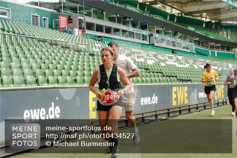 13.09.2026 - 21. swb-Marathon Bremen Michael Burmester http://msf.ph/oto/10434527 13.09.2026 13:05:12 Laufen im Stadion 178, 209, 210, 217, 244, 323, 394, 534, 536, 565, 647, 881, 891, 900, 1073, 1239, 1243, 1274, 1307, 1308, 1343, 1373, 1380, 1456, 1479, 1533, 1581, 1627, 1649, 1653, 1656, 1687, 1780, 1914, 1932, 1941, 2023, 2076, 2089, 2126, 2241, 2244, 2265, 2301, 2310, 2369, 2430, 2452, 2464, 2602, 2723, 2742, 2764, 2851, 2867, 2872, 2891, 2910, 2919, 2957, 2959, 2985, 3028, 3030, 3115, 3217, 3278, 3320, 3343, 3419, 3425, 3444, 3454, 3485, 3521, 3579, 3796, 3909, 242 meine-sportfotos.de