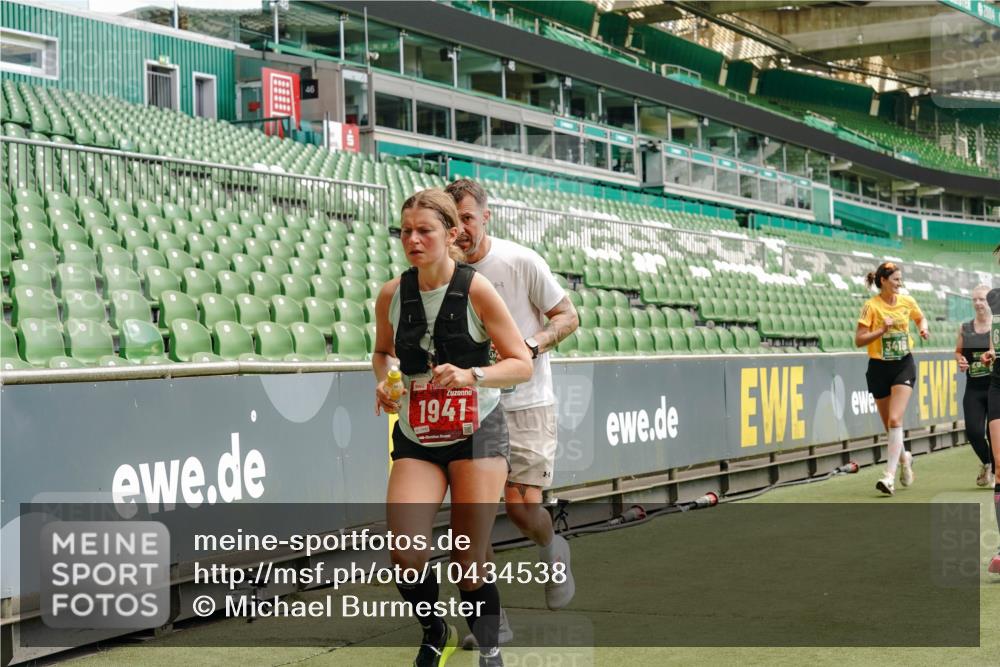 13.09.2026 - 21. swb-Marathon Bremen Michael Burmester http://msf.ph/oto/10434538 13.09.2026 13:05:12 Laufen im Stadion 178, 209, 210, 217, 244, 323, 394, 534, 536, 565, 647, 881, 891, 900, 1073, 1239, 1243, 1274, 1307, 1308, 1343, 1373, 1380, 1456, 1479, 1533, 1581, 1627, 1649, 1653, 1656, 1687, 1780, 1914, 1932, 1941, 2023, 2076, 2089, 2126, 2241, 2244, 2265, 2301, 2310, 2369, 2430, 2452, 2464, 2602, 2723, 2742, 2764, 2851, 2867, 2872, 2891, 2910, 2919, 2957, 2959, 2985, 3028, 3030, 3115, 3217, 3278, 3320, 3343, 3419, 3425, 3444, 3454, 3485, 3521, 3579, 3796, 3909, 242 meine-sportfotos.de