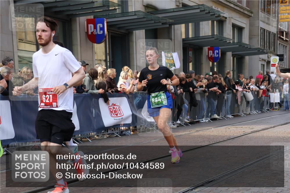 13.09.2026 - 21. swb-Marathon Bremen Strokosch-Dieckow http://msf.ph/oto/10434589 13.09.2026 13:13:22 Ziel 524, 683, 779, 1704, 1707, 1937, 2401, 2422, 2767, 2882, 3413, 5443, 6407, 6451, 7210, 7493, 7707, 8477, 8568, 8840, 8963, 9442, 9884, 13099, 280, 313, 621, 868, 987, 1207, 2130, 2360, 2498, 2962, 3566, 3625, 4582, 5345, 5769, 6038, 6349, 6394, 6407, 7874, 8197, 8291, 8419, 8464, 8568, 8963, 9092 meine-sportfotos.de