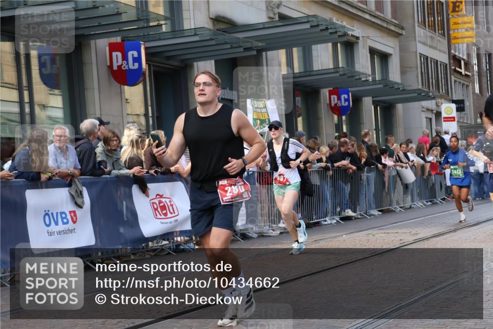 13.09.2026 - 21. swb-Marathon Bremen Strokosch-Dieckow http://msf.ph/oto/10434662 13.09.2026 13:13:25 Ziel 524, 670, 683, 1704, 1707, 1937, 2401, 2422, 2767, 2882, 3236, 3413, 5443, 6451, 7210, 7283, 7493, 7707, 8840, 9442, 9635, 9884, 13099, 280, 313, 621, 779, 987, 1207, 2130, 2360, 2498, 2962, 3566, 3625, 4582, 5345, 5769, 6038, 6394, 6407, 7874, 8197, 8291, 8464, 8477, 8568, 8963, 9092 meine-sportfotos.de