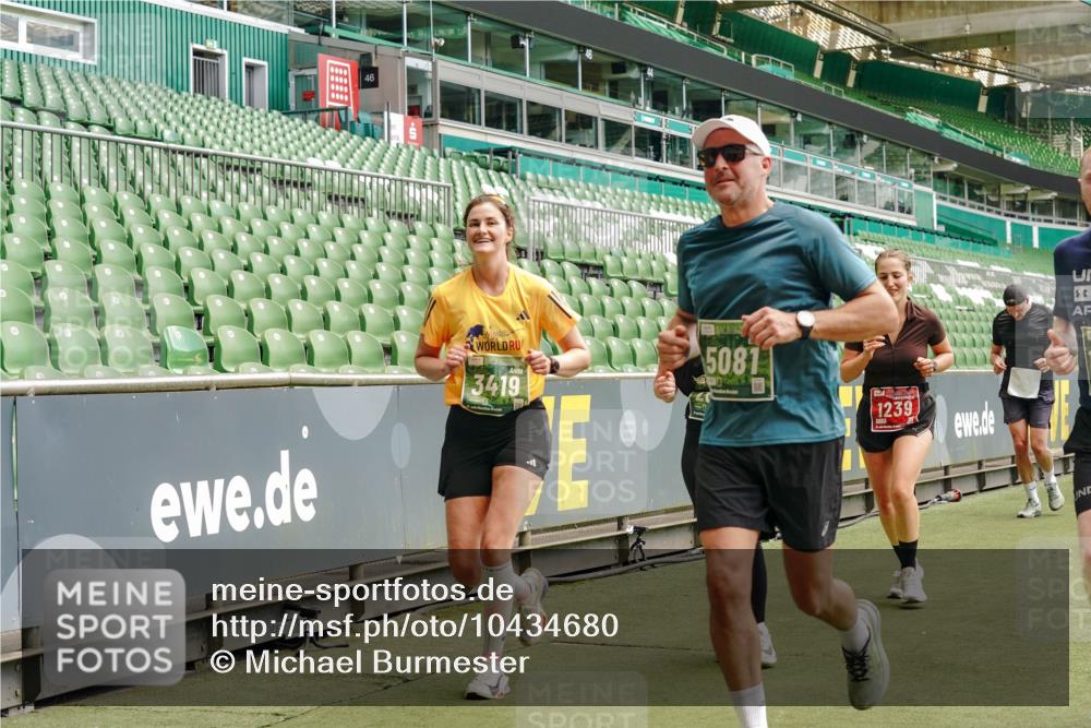 13.09.2026 - 21. swb-Marathon Bremen Michael Burmester http://msf.ph/oto/10434680 13.09.2026 13:05:15 Laufen im Stadion 178, 209, 210, 217, 244, 323, 394, 534, 536, 565, 647, 881, 891, 900, 1073, 1239, 1243, 1274, 1307, 1308, 1343, 1373, 1380, 1456, 1479, 1533, 1581, 1627, 1653, 1656, 1687, 1780, 1914, 1932, 1941, 2023, 2076, 2089, 2126, 2241, 2244, 2265, 2301, 2310, 2369, 2430, 2452, 2464, 2602, 2723, 2742, 2764, 2851, 2867, 2872, 2891, 2910, 2919, 2957, 2959, 2985, 3028, 3030, 3115, 3217, 3278, 3320, 3343, 3419, 3425, 3444, 3454, 3485, 3521, 3579, 3796, 3909, 242 meine-sportfotos.de
