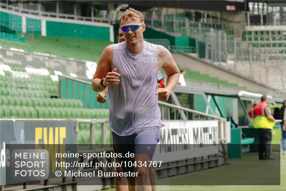 13.09.2026 - 21. swb-Marathon Bremen Michael Burmester http://msf.ph/oto/10434767 13.09.2026 12:36:56 Laufen im Stadion 365, 466, 658, 850, 1090, 1288, 1385, 1485, 1550, 1583, 1754, 1993, 2073, 2585, 3617, 4232, 7244, 7692, 7768, 8075, 8729, 13033, 299, 525, 919, 1212, 1606, 1629, 2072, 5428, 7741 meine-sportfotos.de