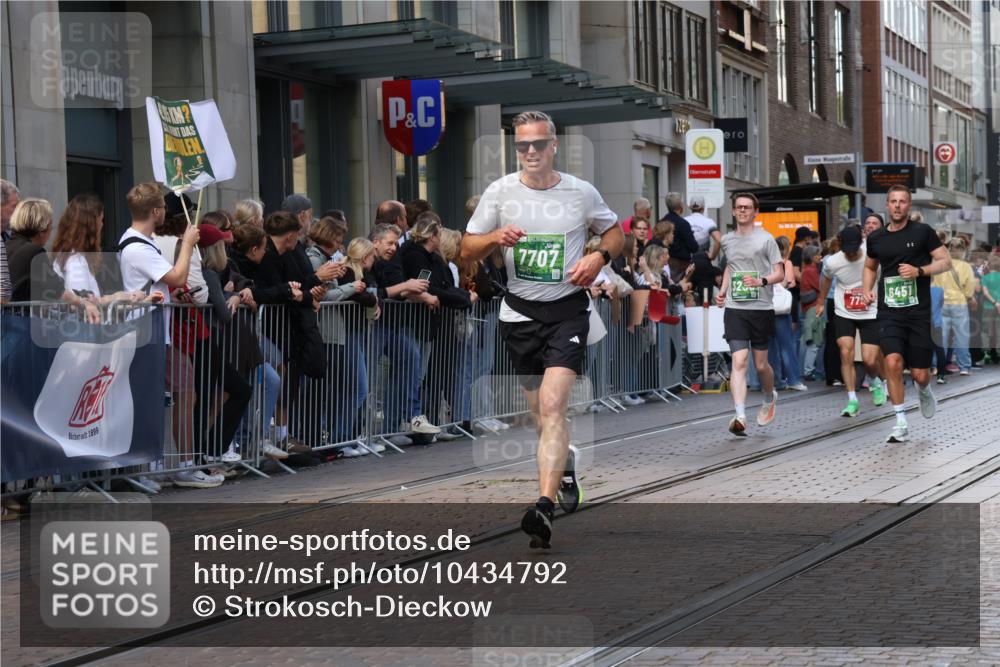 13.09.2026 - 21. swb-Marathon Bremen Strokosch-Dieckow http://msf.ph/oto/10434792 13.09.2026 13:13:30 Ziel 524, 670, 683, 1704, 1707, 1937, 2422, 2767, 3236, 3413, 5443, 6451, 7210, 7283, 7493, 7707, 9426, 9635, 9884, 13099, 280, 621, 779, 987, 1207, 2130, 2360, 2401, 2882, 2962, 3566, 4582, 5345, 5769, 6038, 6394, 6407, 7493, 8197, 8464, 8477, 8568, 8840, 8963, 9442 meine-sportfotos.de