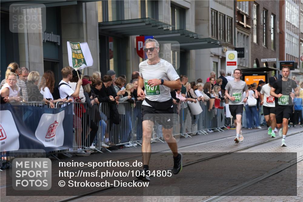 13.09.2026 - 21. swb-Marathon Bremen Strokosch-Dieckow http://msf.ph/oto/10434805 13.09.2026 13:13:30 Ziel 524, 670, 683, 1704, 1707, 1937, 2422, 2767, 3236, 3413, 5443, 6451, 7210, 7283, 7493, 7707, 9426, 9635, 9884, 13099, 280, 621, 779, 987, 1207, 2130, 2360, 2401, 2882, 2962, 3566, 4582, 5345, 5769, 6038, 6394, 6407, 7493, 8197, 8464, 8477, 8568, 8840, 8963, 9442 meine-sportfotos.de