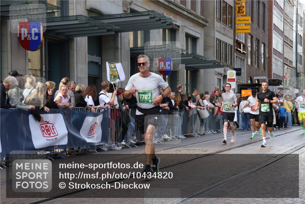 13.09.2026 - 21. swb-Marathon Bremen Strokosch-Dieckow http://msf.ph/oto/10434820 13.09.2026 13:13:30 Ziel 524, 670, 683, 1704, 1707, 1937, 2422, 2767, 3236, 3413, 5443, 6451, 7210, 7283, 7493, 7707, 9426, 9635, 9884, 13099, 280, 621, 779, 987, 1207, 2130, 2360, 2401, 2882, 2962, 3566, 4582, 5345, 5769, 6038, 6394, 6407, 7493, 8197, 8464, 8477, 8568, 8840, 8963, 9442 meine-sportfotos.de