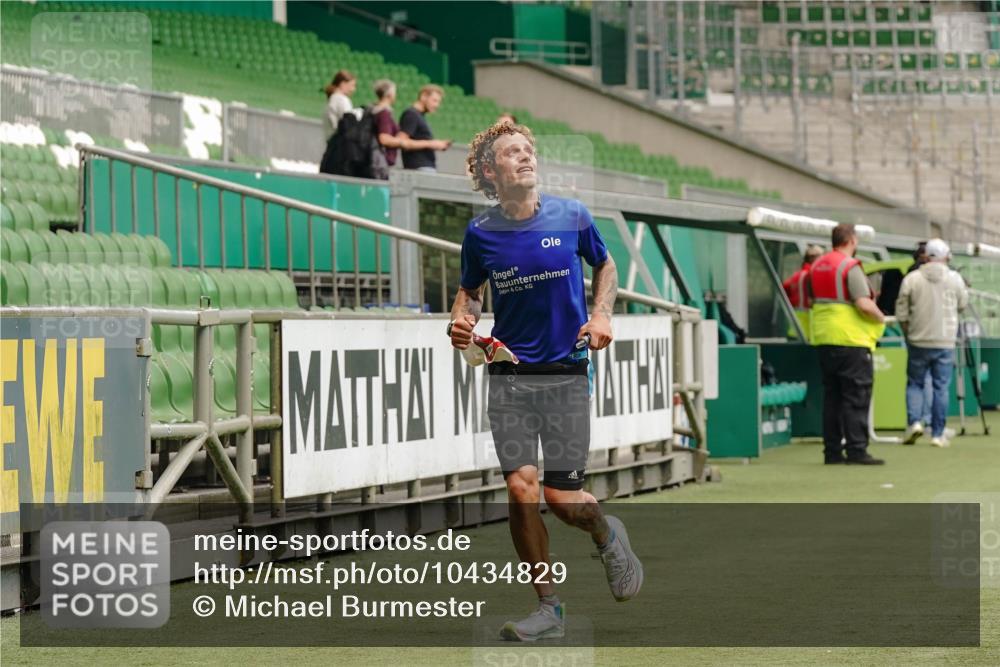 13.09.2026 - 21. swb-Marathon Bremen Michael Burmester http://msf.ph/oto/10434829 13.09.2026 12:37:07 Laufen im Stadion 365, 466, 658, 850, 1090, 1288, 1385, 1485, 1583, 1754, 1993, 2073, 2585, 3617, 7244, 7692, 7768, 8075, 8081, 8729, 13033, 299, 525, 919, 1089, 1212, 1606, 1629, 2072, 5428, 7741 meine-sportfotos.de