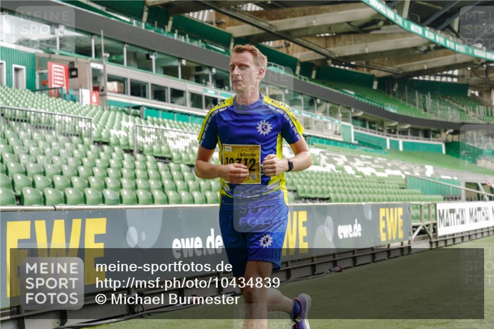 13.09.2026 - 21. swb-Marathon Bremen Michael Burmester http://msf.ph/oto/10434839 13.09.2026 10:25:20 Laufen im Stadion 10143, 10312, 10328, 10336, 10337, 10342, 10346, 10358, 10398, 10454, 10456, 10593, 10618, 10632, 10742, 10775, 10806, 10816, 10861, 10972, 10987, 10988, 11019, 11020, 11042, 11088, 11108, 11143, 11187, 11201, 11265, 11312, 11375, 11442, 11447, 11468, 11527, 11607, 11615, 11628, 11630, 11632, 11704, 11758, 11779, 11826, 11895, 11948, 12246, 12281, 12406, 12426, 12442, 12468, 12469, 12477, 12525, 13520, 13585, 13586 meine-sportfotos.de