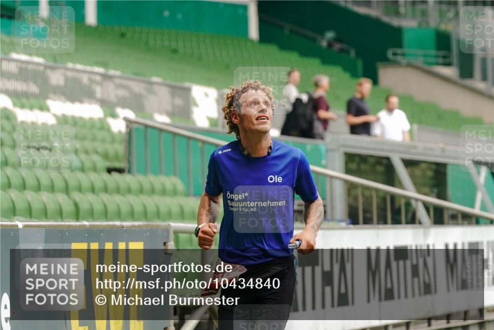 13.09.2026 - 21. swb-Marathon Bremen Michael Burmester http://msf.ph/oto/10434840 13.09.2026 12:37:08 Laufen im Stadion 365, 466, 658, 850, 1090, 1288, 1385, 1485, 1583, 1754, 1993, 2073, 2585, 3617, 7244, 7692, 7768, 8075, 8081, 8729, 13033, 299, 525, 919, 1089, 1212, 1606, 1629, 2072, 5428, 7741 meine-sportfotos.de
