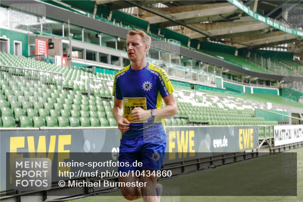 13.09.2026 - 21. swb-Marathon Bremen Michael Burmester http://msf.ph/oto/10434860 13.09.2026 10:25:20 Laufen im Stadion 10143, 10312, 10328, 10336, 10337, 10342, 10346, 10358, 10398, 10454, 10456, 10593, 10618, 10632, 10742, 10775, 10806, 10816, 10861, 10972, 10987, 10988, 11019, 11020, 11042, 11088, 11108, 11143, 11187, 11201, 11265, 11312, 11375, 11442, 11447, 11468, 11527, 11607, 11615, 11628, 11630, 11632, 11704, 11758, 11779, 11826, 11895, 11948, 12246, 12281, 12406, 12426, 12442, 12468, 12469, 12477, 12525, 13520, 13585, 13586 meine-sportfotos.de