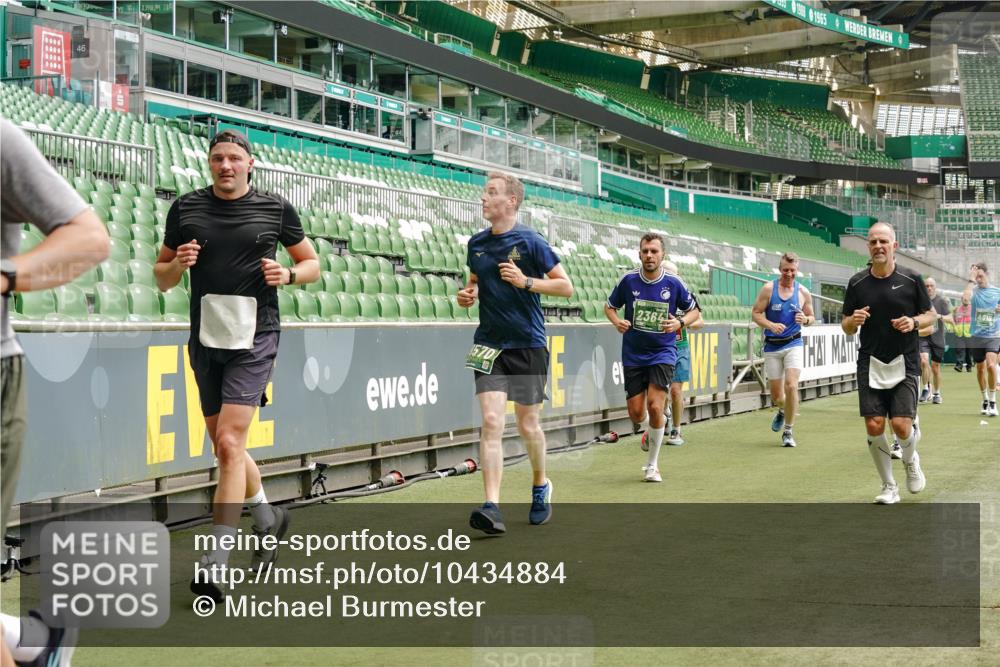 13.09.2026 - 21. swb-Marathon Bremen Michael Burmester http://msf.ph/oto/10434884 13.09.2026 13:05:18 Laufen im Stadion 178, 209, 217, 244, 323, 394, 534, 536, 565, 647, 784, 891, 900, 1073, 1239, 1243, 1274, 1307, 1308, 1343, 1373, 1380, 1456, 1479, 1533, 1581, 1627, 1653, 1656, 1687, 1780, 1914, 1932, 1941, 2023, 2076, 2089, 2126, 2241, 2244, 2265, 2301, 2310, 2369, 2393, 2430, 2452, 2464, 2602, 2723, 2742, 2764, 2851, 2867, 2872, 2891, 2910, 2919, 2957, 2959, 2985, 3028, 3030, 3115, 3217, 3278, 3320, 3343, 3419, 3425, 3444, 3454, 3485, 3521, 3796, 3909, 242 meine-sportfotos.de