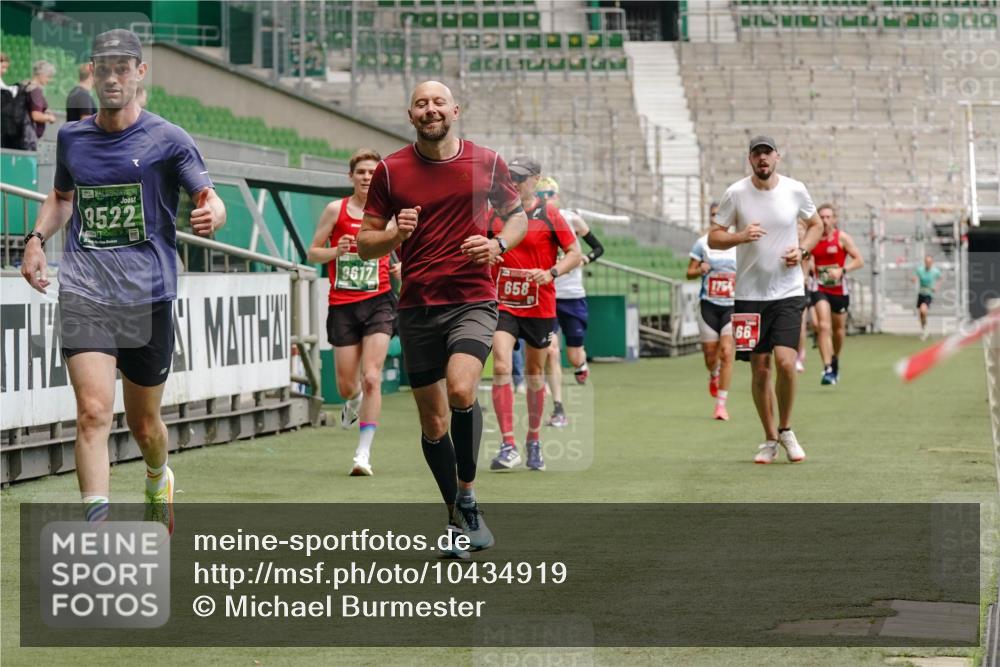 13.09.2026 - 21. swb-Marathon Bremen Michael Burmester http://msf.ph/oto/10434919 13.09.2026 12:37:14 Laufen im Stadion 365, 466, 658, 850, 1090, 1288, 1385, 1485, 1583, 1604, 1754, 1993, 2073, 2585, 3617, 7244, 7768, 8075, 8081, 8729, 13033, 250, 272, 299, 525, 919, 1089, 1212, 1606, 2072, 5428, 7741 meine-sportfotos.de