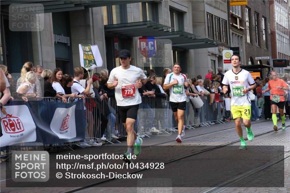 13.09.2026 - 21. swb-Marathon Bremen Strokosch-Dieckow http://msf.ph/oto/10434928 13.09.2026 13:13:34 Ziel 524, 670, 683, 1433, 1704, 1707, 1937, 2422, 2701, 2824, 3236, 3413, 5443, 5593, 5610, 6451, 7210, 7283, 7707, 8118, 9426, 9635, 9884, 10105, 13099, 280, 779, 2130, 2360, 2401, 2767, 2882, 2962, 3566, 6038, 6394, 6407, 7493, 8197, 8464, 8477, 8568, 8840, 8963, 9442 meine-sportfotos.de